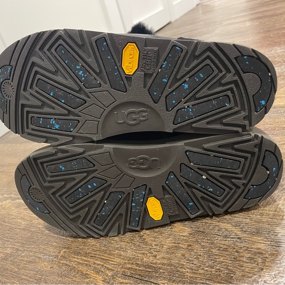 UGG Viki water proof boots - Picture 3 of 4